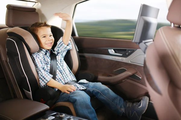 Seggiolino auto di lusso per la sicurezza con bambino felice — Foto Stock