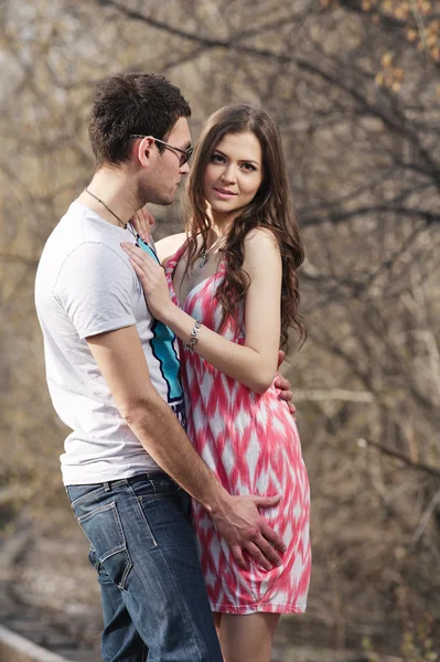 Pareja joven enamorada, abrazándose en la calle. Enfoque selectivo . — Foto de Stock