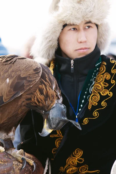 NURA, KAZAKHSTAN - FEVEREIRO 23: Águia na mão do homem em Nura perto — Fotografia de Stock