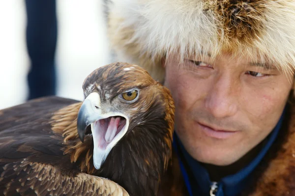 NURA, KAZAKHSTAN - FEBRUARY 23: Eagle on man's hand in Nura near — Stock Photo, Image