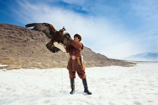 Нюра, Казахстан - 23 лютого: орел на Рука людини в Нюра поблизу — стокове фото
