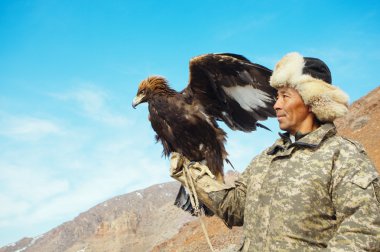 Nura, Kazakistan - 23 Şubat: adamın yandan nura de kartal