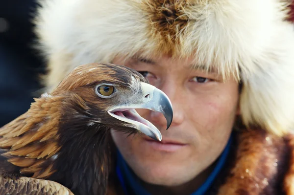 Nura, Kazachstan - 23 februari: eagle op iemands hand in nura in de buurt van — Stockfoto