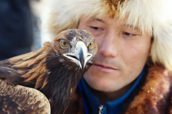 NURA, KAZAKHSTAN - FEBRUARY 23: Eagle on man's hand in Nura near — Stock Photo, Image