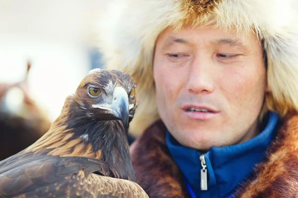 Nura, Kazakstan - februari 23: örnen på mannens hand i nura nära — Stockfoto