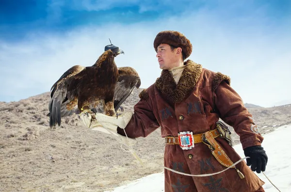 Нюра, Казахстан - 23 лютого: орел на Рука людини в Нюра поблизу — стокове фото