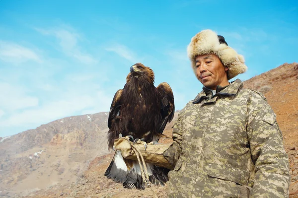 NURA, KAZAKHSTAN - FEBRUARY 23: Eagle on man's hand in Nura near — Stock Photo, Image