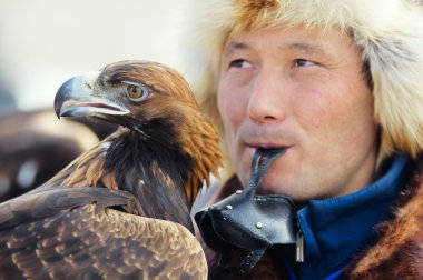 Nura, Kazakistan - 23 Şubat: adamın yandan nura de kartal