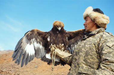 Nura, Kazakistan - 23 Şubat: adamın yandan nura de kartal