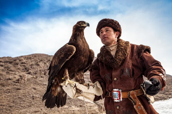 NURA, KAZAKHSTAN - FEVEREIRO 23: Águia na mão do homem em Nura perto — Fotografia de Stock