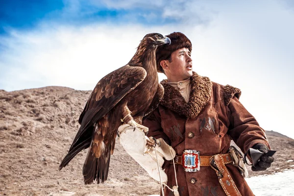 NURA, KAZAKHSTAN - FEBRUARY 23: Eagle on man's hand in Nura near — Stock Photo, Image