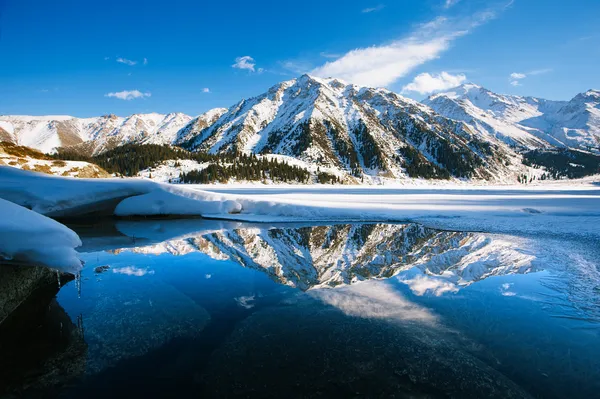 Gran lago Almaty en diciembre. Agua, hielo, montañas y nieve . —  Fotos de Stock