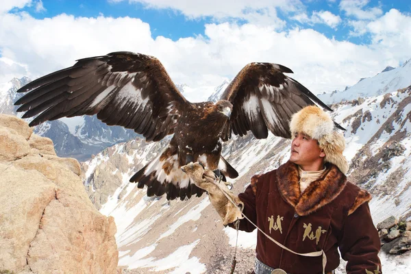 NURA, KAZAKHSTAN - FEBRUARY 23: Eagle on man's hand in Nura near — Stock Photo, Image