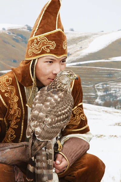 NURA, KAZAKHSTAN - 23 FEBBRAIO: Aquila sulla mano dell'uomo a Nura vicino — Foto Stock