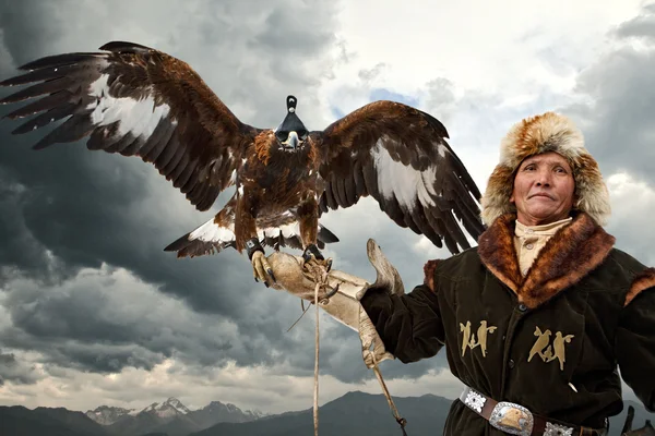 NURA, KAZAKHSTAN - FEBRUARY 23: Eagle on man's hand in Nura near — Stock Photo, Image