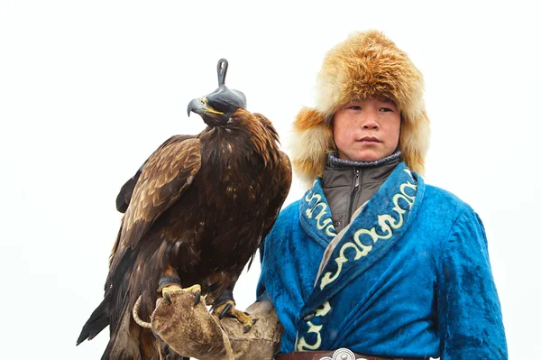 NURA, KAZAKHSTAN - FEBRUARY 23: Eagle on man's hand in Nura near — Stock Photo, Image