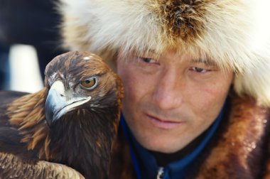 Nura, Kazakistan - 23 Şubat: adamın yandan nura de kartal