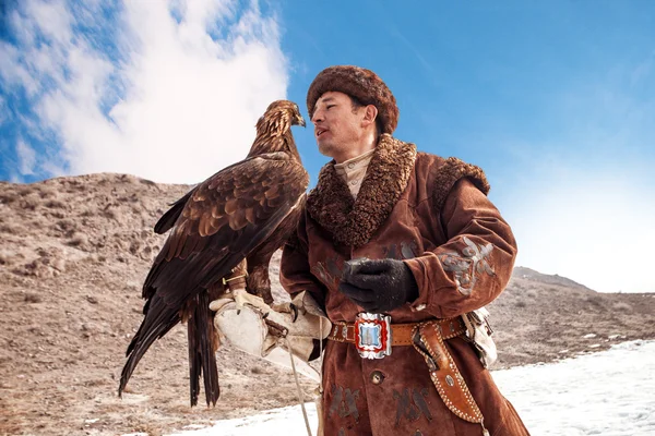 NURA, KAZAKHSTAN - FEBRUARY 23: Eagle on man's hand in Nura near — Stock Photo, Image