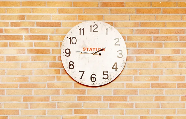 砖块墙那边老火车站的时钟 — 图库照片