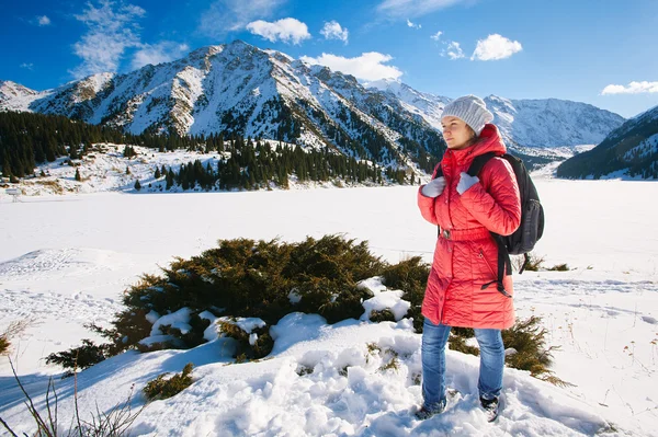 Nuori nainen kävellä talvella vuoren rinteessä (Big Almaty Lak — kuvapankkivalokuva