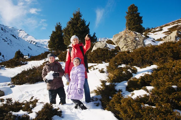 Familie (moeder met twee kinderen) Maak een wandeling op winter mountain — Stockfoto