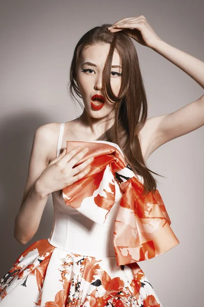 Chocado jovem bela morena asiática em vestido lindo Kravets. engraçado. — Fotografia de Stock