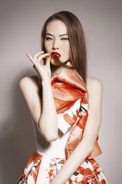 Languishing olhar jovem bonita asiática morena em lindo vestido Kravets — Fotografia de Stock