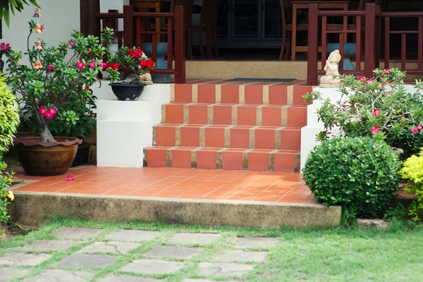 Jardinera de cerámica con flores rosadas en patio de verano —  Fotos de Stock