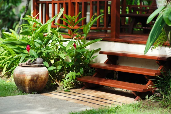 Escalera de madera y entrada de una casa de pueblo, decorada con f — Foto de Stock