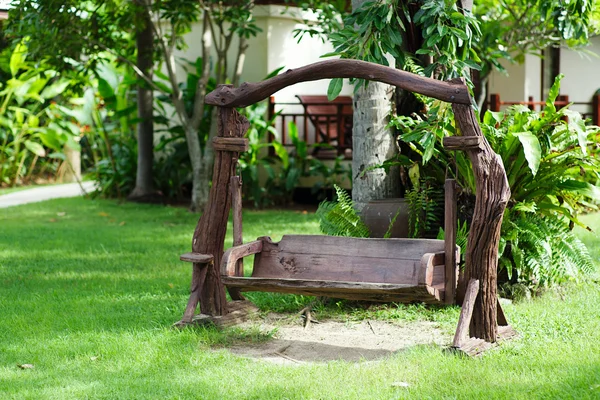 Old kayu ayunan di kebun hijau — Stok Foto