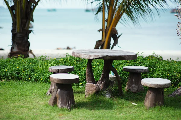 Pláž zahradní dřevěný stůl a židle - zahradnictví a krajina — Stock fotografie