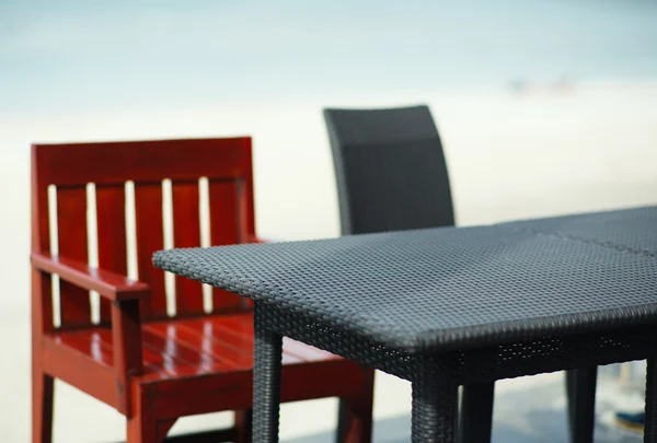 해변, 필드의 깊이에 빈 테이블 — 스톡 사진
