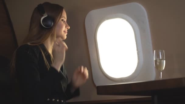 Mujer atractiva en jet privado — Vídeos de Stock