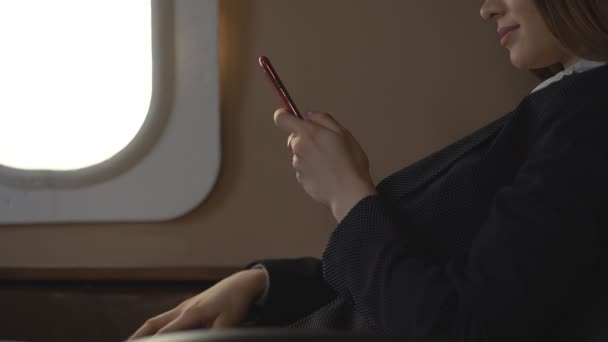Привлекательная женщина в частном самолете — стоковое видео