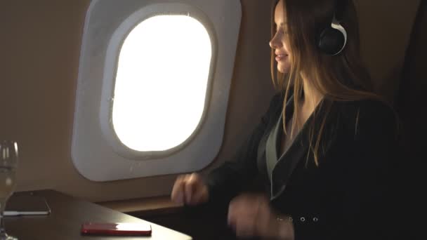 Mujer atractiva en jet privado — Vídeos de Stock