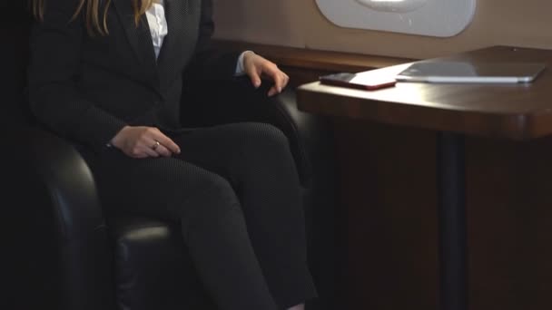 Joven hermosa mujer de negocios en el avión — Vídeos de Stock