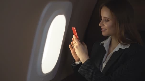 私人飞机上迷人的女人 — 图库视频影像