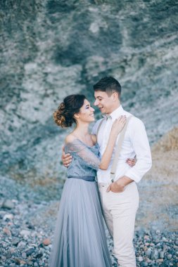 Gelin ve damat yaz aylarında doğada. Esmer bir adam ile güzel bir kadının uzun elbise düğün