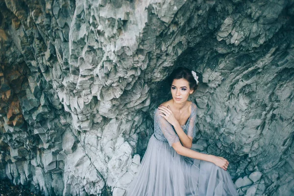 Belle Mariée Brune Dans Une Robe Grise Tulle Dentelle Près — Photo