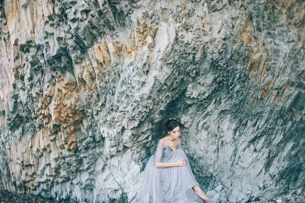 Jolie Mariée Dans Une Robe Longue Assise Près Roche Grise — Photo