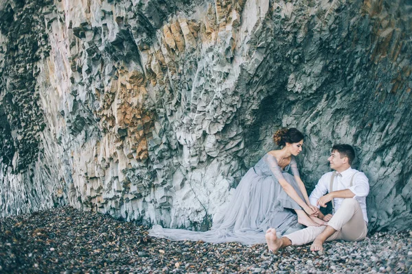 Stile Vita Foto Sposi Vicino Mare Bella Coppia Seduta Sulle — Foto Stock