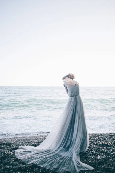 Bella Ragazza Abito Lungo Grigio Con Velo Sulla Spiaggia Onde — Foto Stock