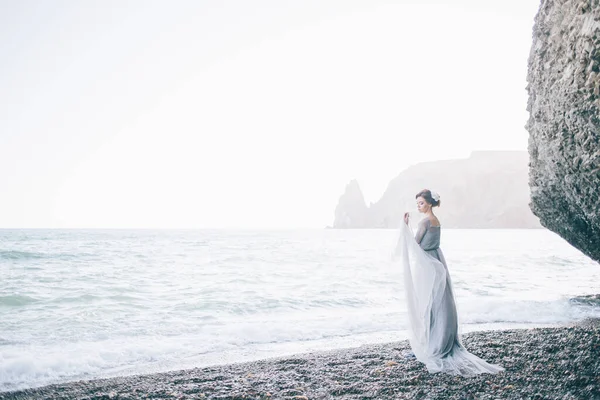 Belle Mariée Sur Plage Est Dans Une Longue Robe — Photo