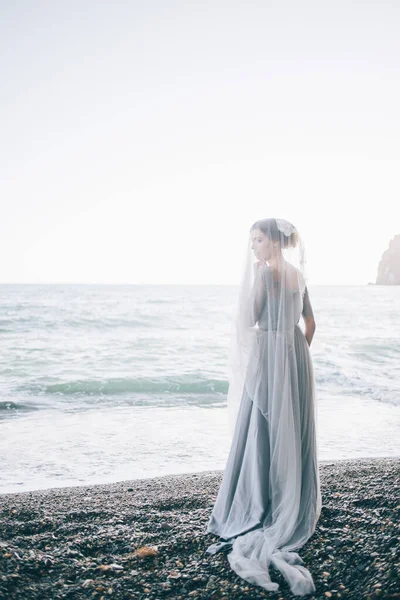Güzel Kadın Gelin Duvak Deniz Kenarında Altında Düğün Mutluluk Yaşam — Stok fotoğraf