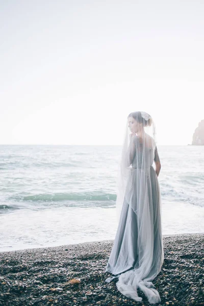 Bella Sposa Donna Sotto Velo Vicino Mare Matrimonio Felicità Stile — Foto Stock