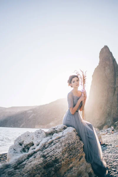 Mulher Morena Bonita Vestido Longo Sentado Pedra Branca Junto Mar — Fotografia de Stock