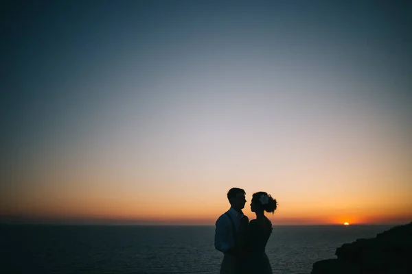 Beautiful Sunset Sea Man Woman Hugging Looking Each Other Love — Stock Photo, Image