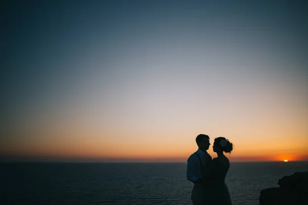 Hermosa Puesta Sol Mar Hombre Una Mujer Tomados Mano Miran —  Fotos de Stock