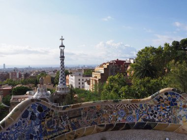 İspanya 'nın Katalonya kentindeki Barselona şehrindeki Park Guell' de mozaik bank, Eylül 'ün sıcak yaz günü 2019' da açık mavi gökyüzü.