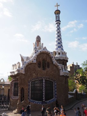 BARCELONA, SPAIN SEPTEMBER 2019: Guell Park 'taki komik ev, Avrupa' nın Katalonya bölgesindeki şehir, ılık güneşli yaz gününde açık mavi gökyüzü -